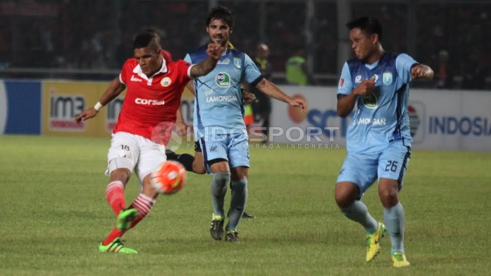 Striker Persija Jakarta, Jose Adolfo Guerra (kiri) melakukan shooting ke gawang Persela Lamongan. Copyright: © Herry Ibrahim/Indosport